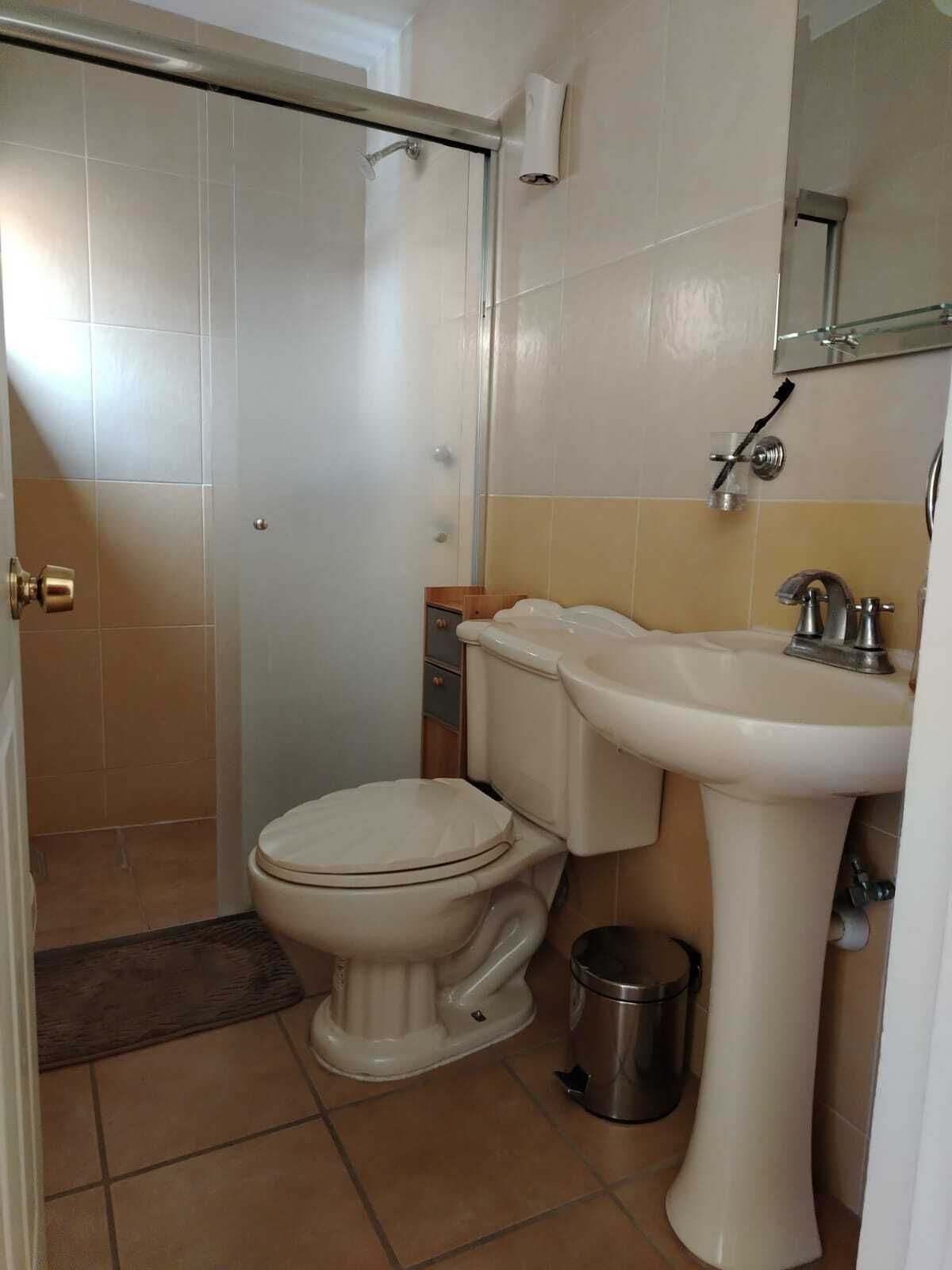 15 of 32: baño compartido en dos recamaras.