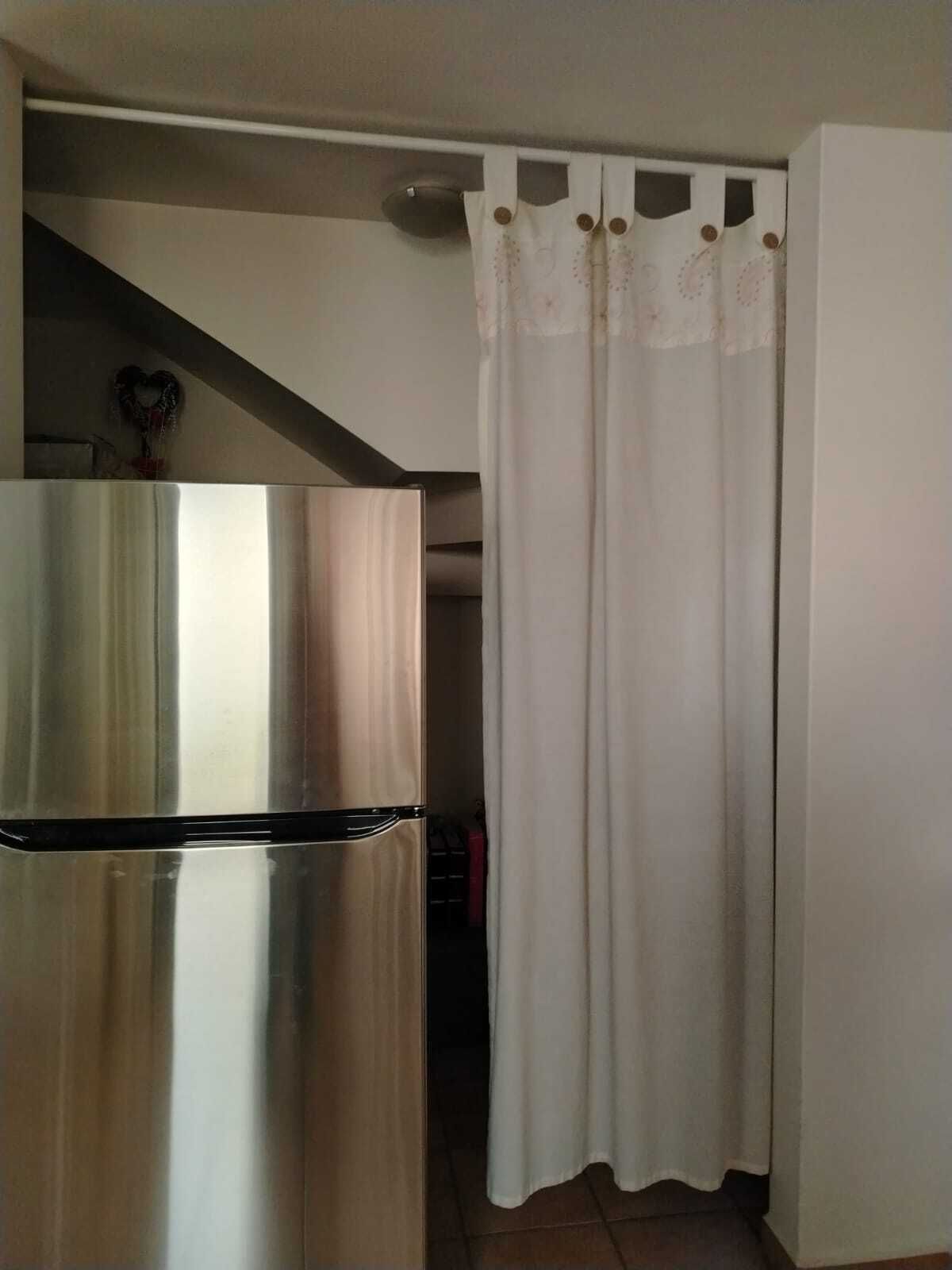 4 of 32: Area de refri con una pequeña bodega y  pasillo latereral