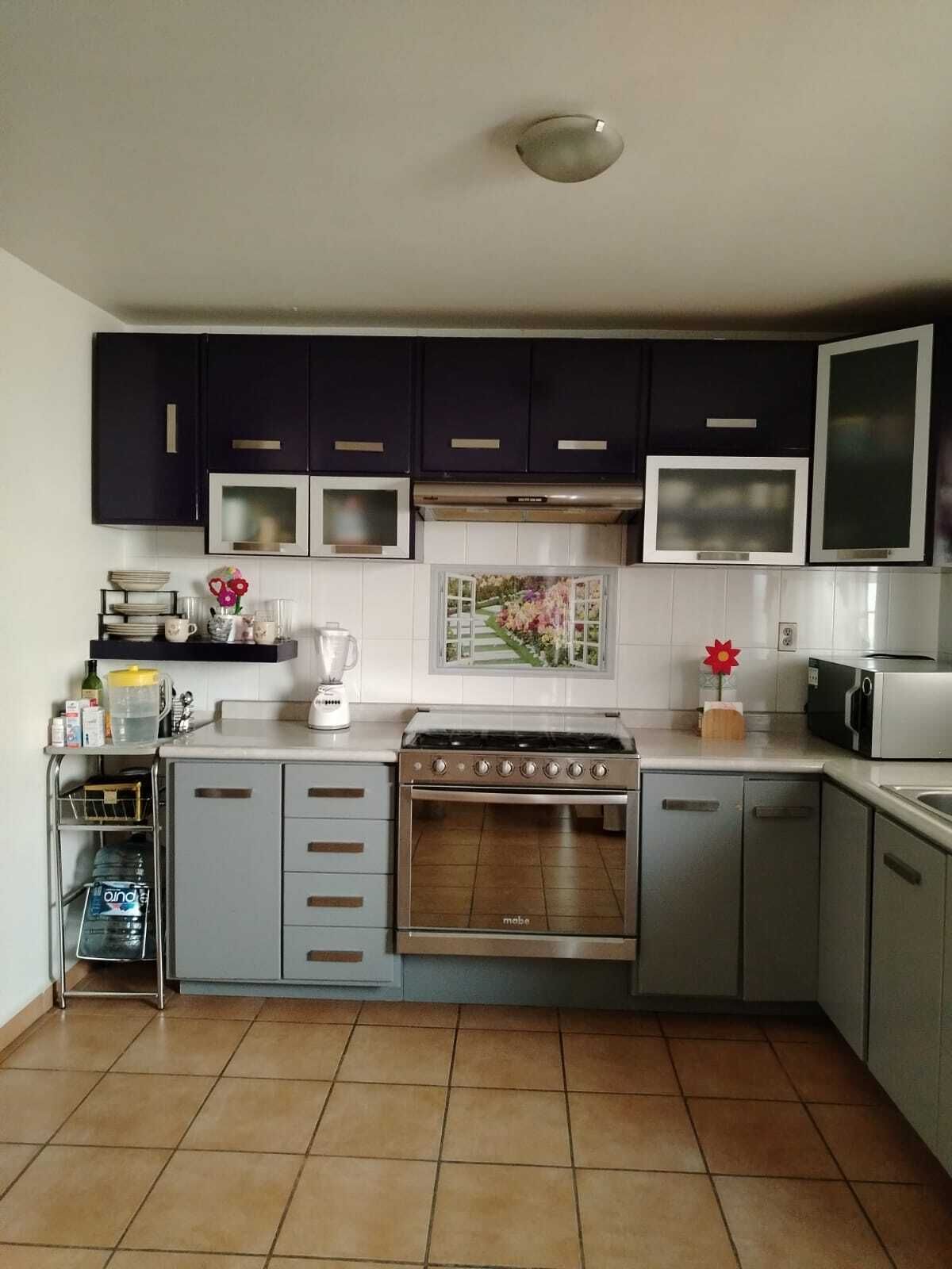 3 of 32: Cocina equipada con estufa y campana