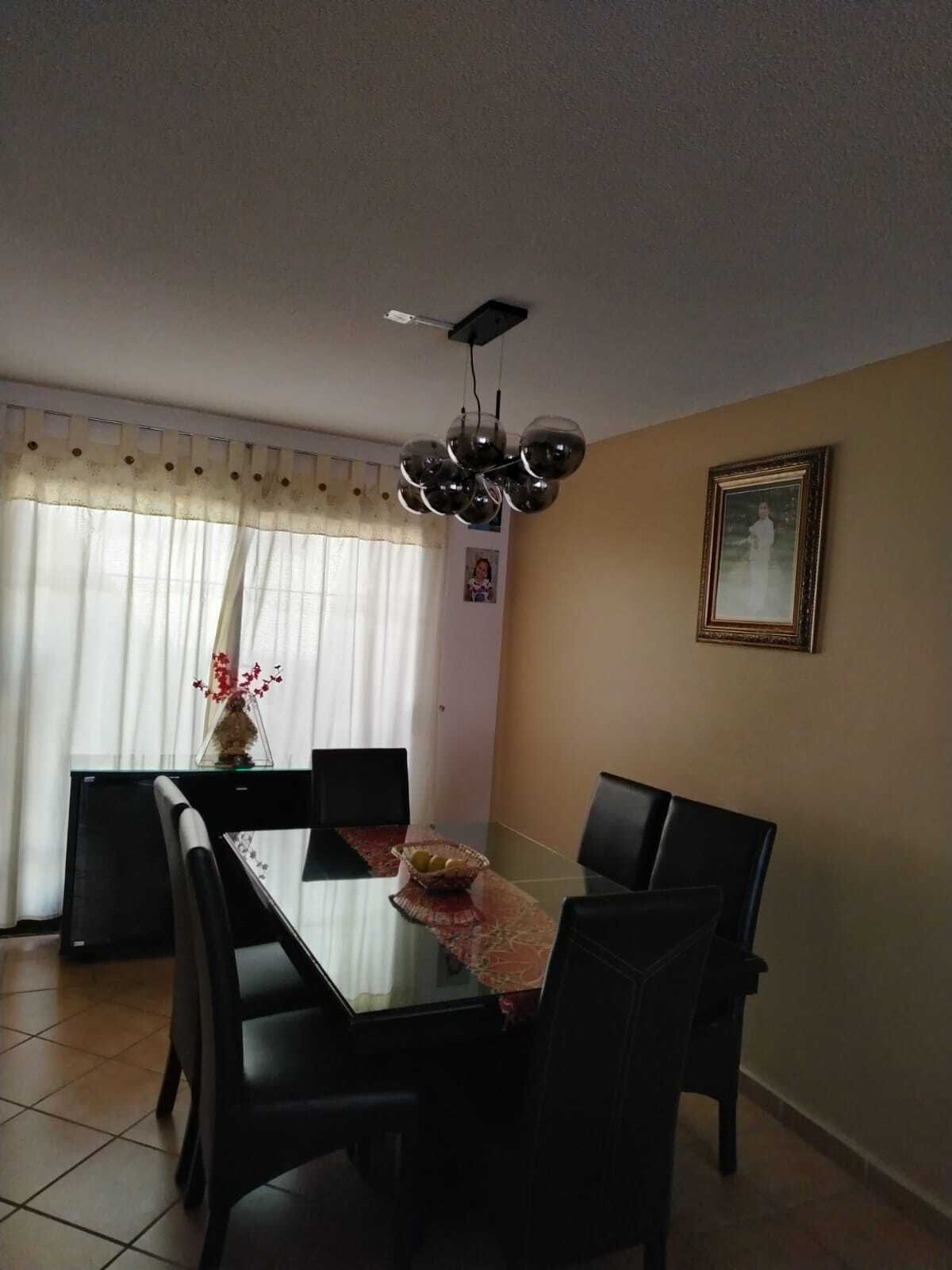 2 of 32: Comedor con acceso al patio  se quedan las lamparas