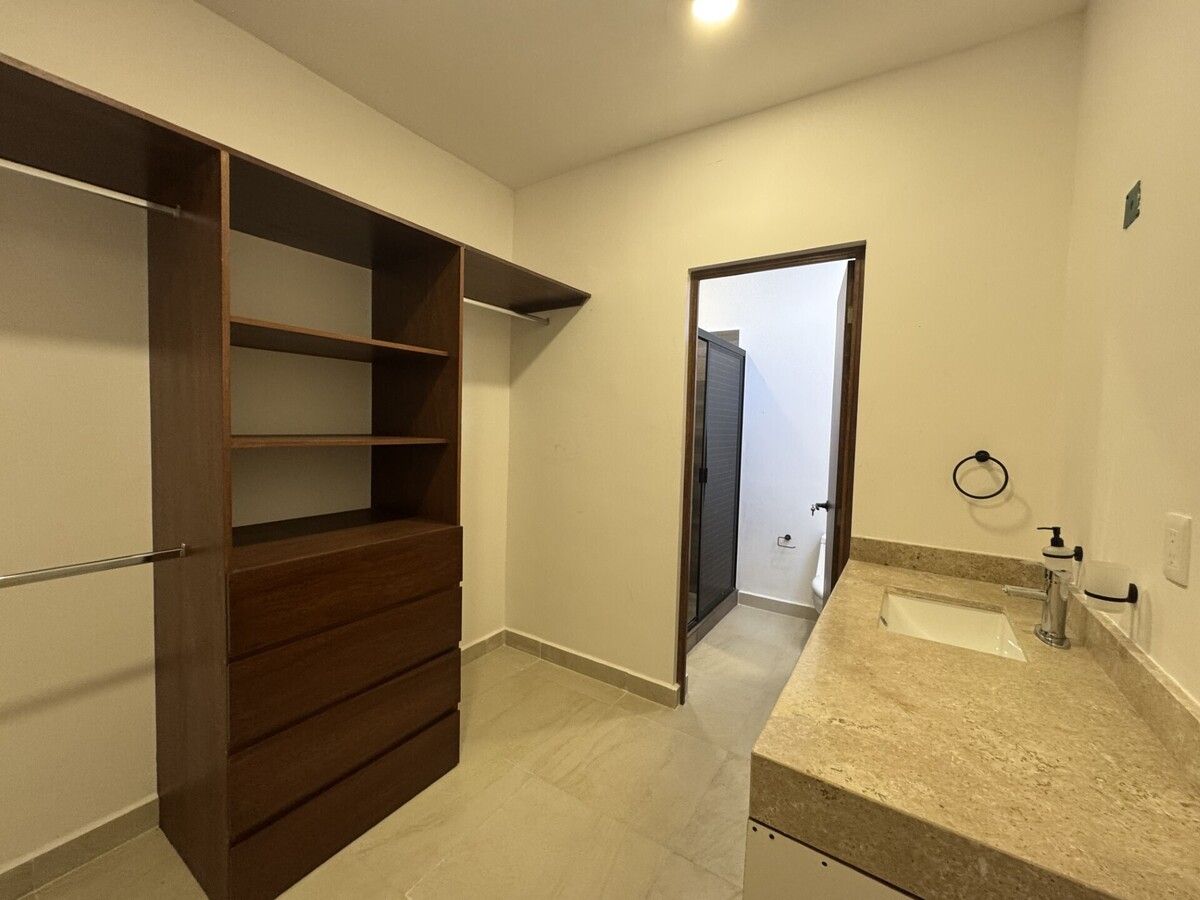 10 de 24: Closet Vestidor Recámara Principal