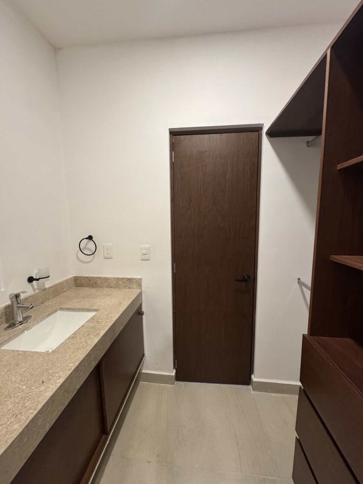 15 de 24: Closet Vestidor Recámara Secundaria