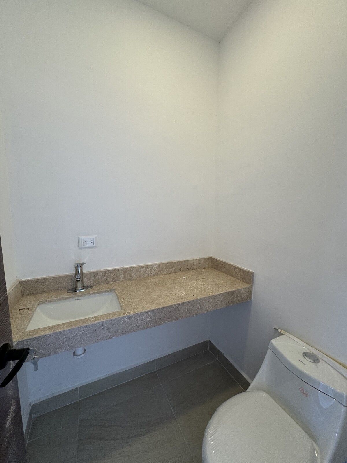 7 de 24: Medio Baño de Visitas
