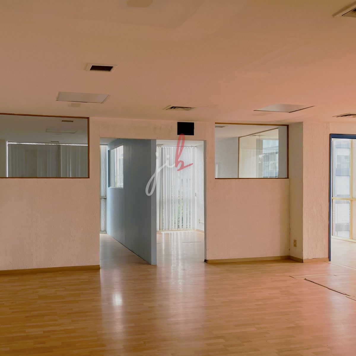 1 de 7: frente oficina vista a los privados