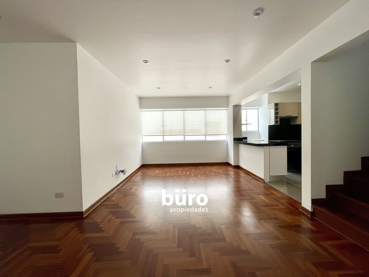 5 de 25: Sala y comedor en el primer piso