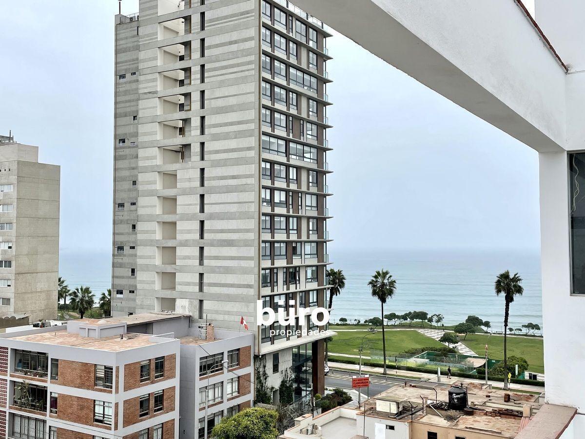 2 de 25: Vista parcial al mar desde el dormitorio principal