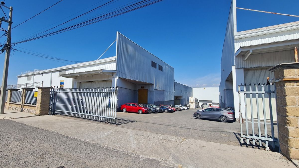 2 de 18: Renta Bodega Industrial  1,400 m2  50 kvas, Queretaro