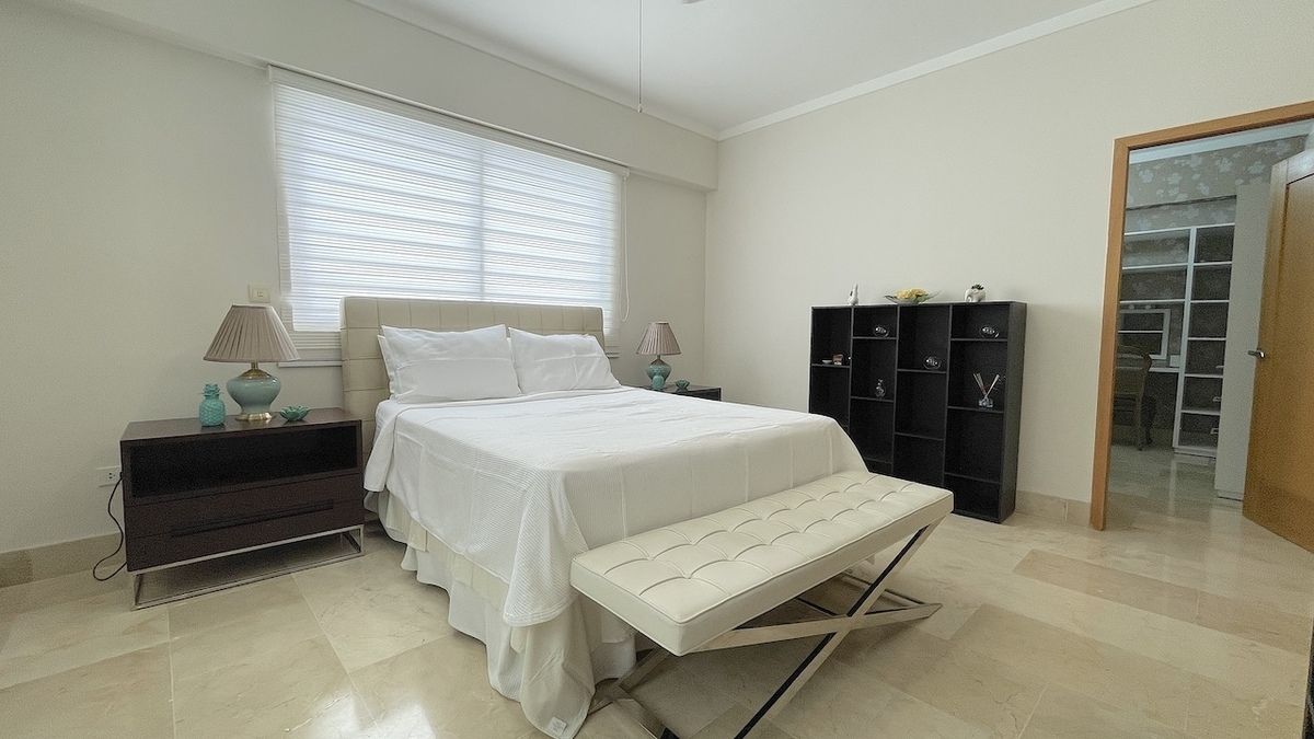 26 de 33: Habitaciones principal con 2 walk-in closet