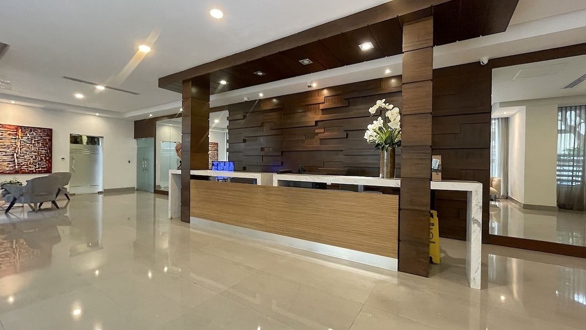 30 de 33: Elegante lobby climatizado con vigilancia . 4 elevadores