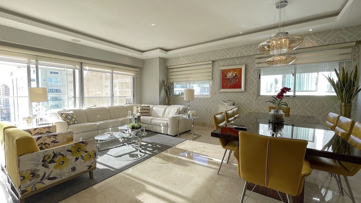 20 de 33: Sala y comedor . Shutter en todo el apto.