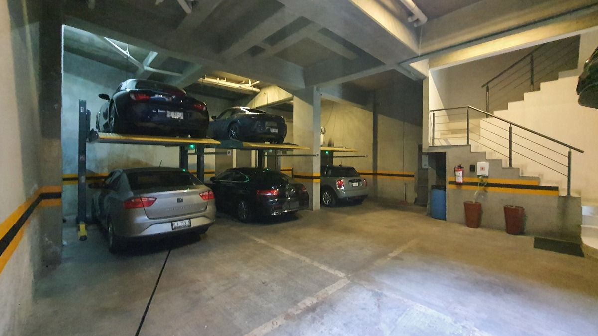 22 of 24: 1 ESTACIONAMIENTO - ELEVAUTOS QUE ACOMODA EL GUARDIA