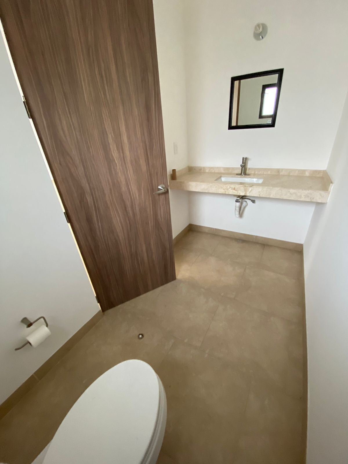 6 of 28: baño visitas