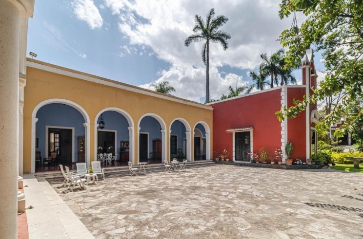 3 de 26: Otra vista del corredor y patio central.