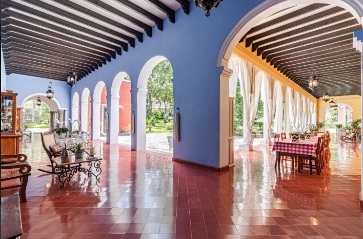 4 de 26: Pasillo o corredor, techo con vigas de madera.