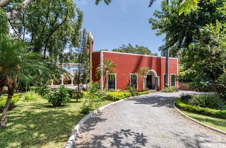 6 de 26: Entrada a la casa estilo hacienda.