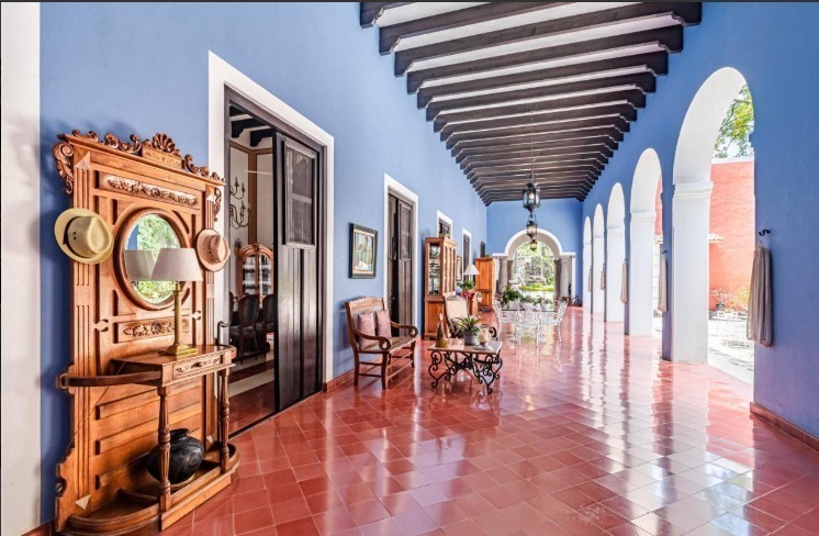 8 de 26: Otra vista al pasillo techo con vigas de madera y arcos.