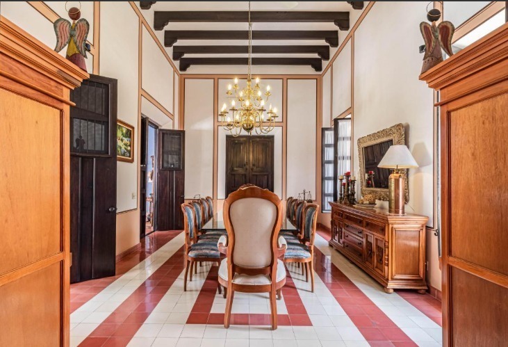 9 de 26: Comedor con muebles al estilo hacienda.