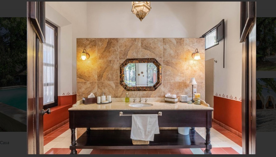 15 de 26: Atras se encuentra el baño, al frente el labamanos con tocad