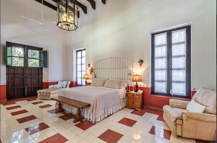 24 de 26: Recamara con ventanales y puertas de madera, luz natural.