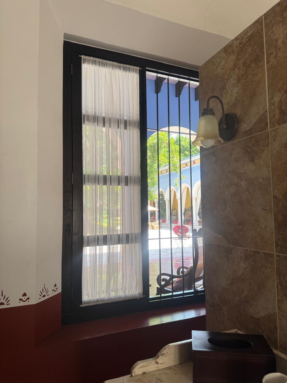 25 de 26: Ventana de madera con vista a los pasillos y patio central.