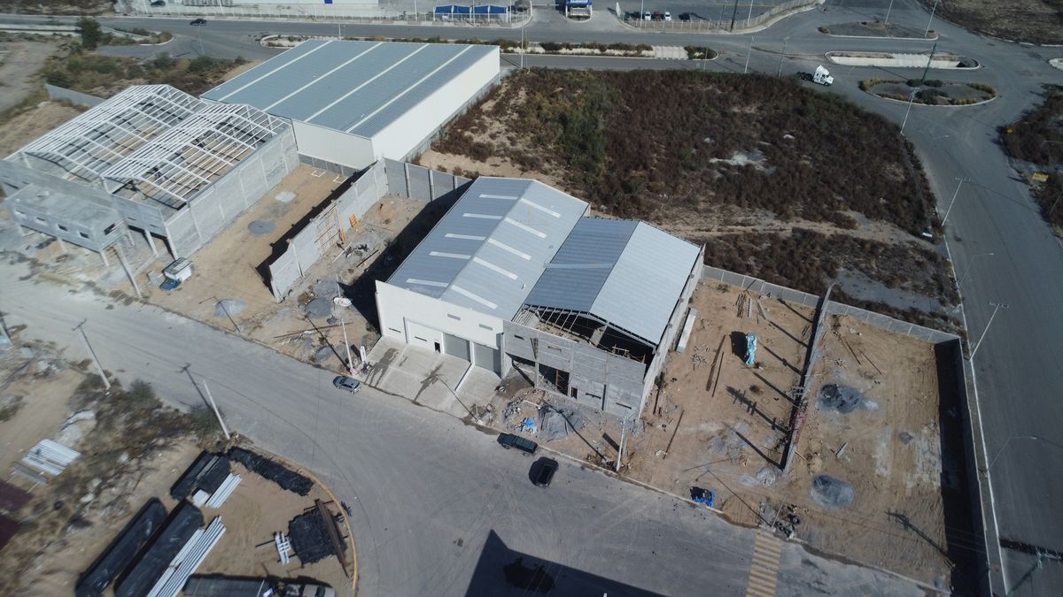 4 de 11: Bodega en parque industrial, rodeada de áreas de maniobra