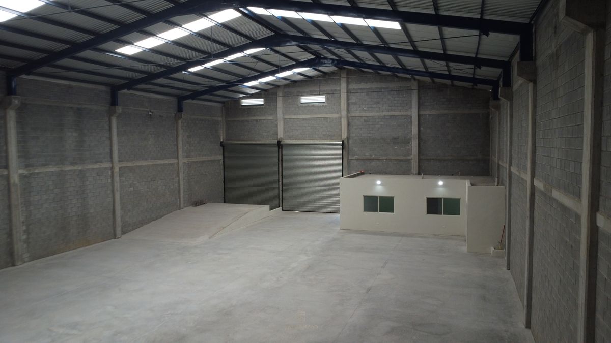 1 de 11: Interior amplio con cortinas, rampa, andén y oficinas
