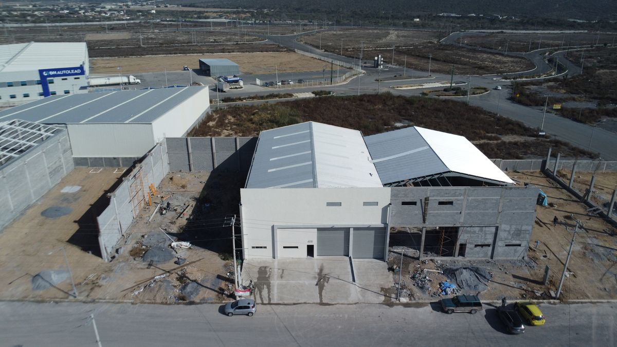 3 de 11: Vista aérea de la bodega con amplio estacionamiento frontal.