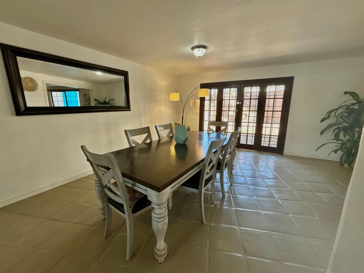 4 de 32: comedor con puertas francesas con acceso al patio trasero