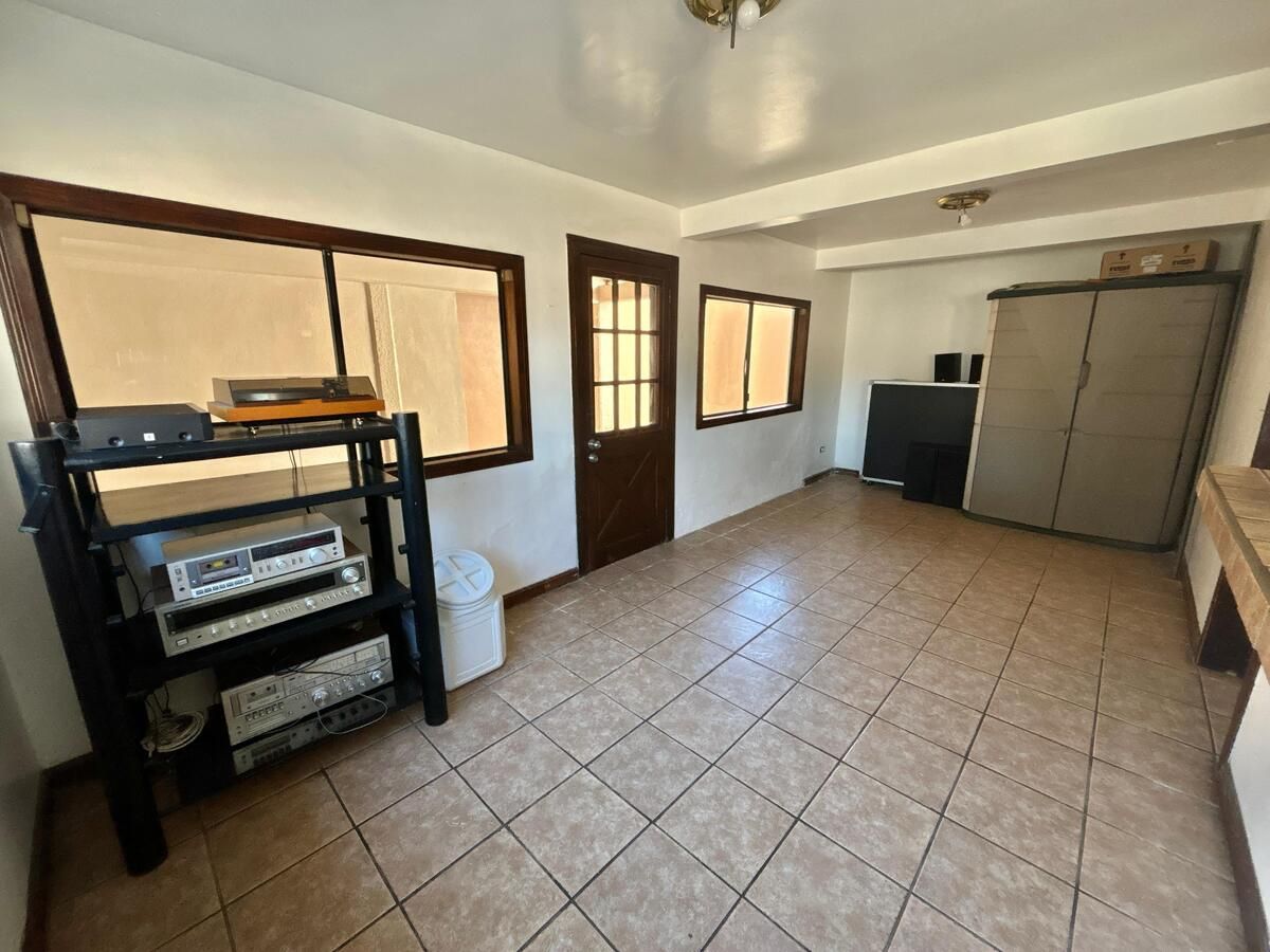 14 de 32: espacio disponible en primer piso para una oficna etc