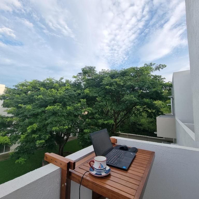 4 of 24: Balcon sala