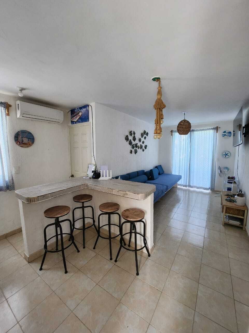 6 of 24: Area de Sala y barra