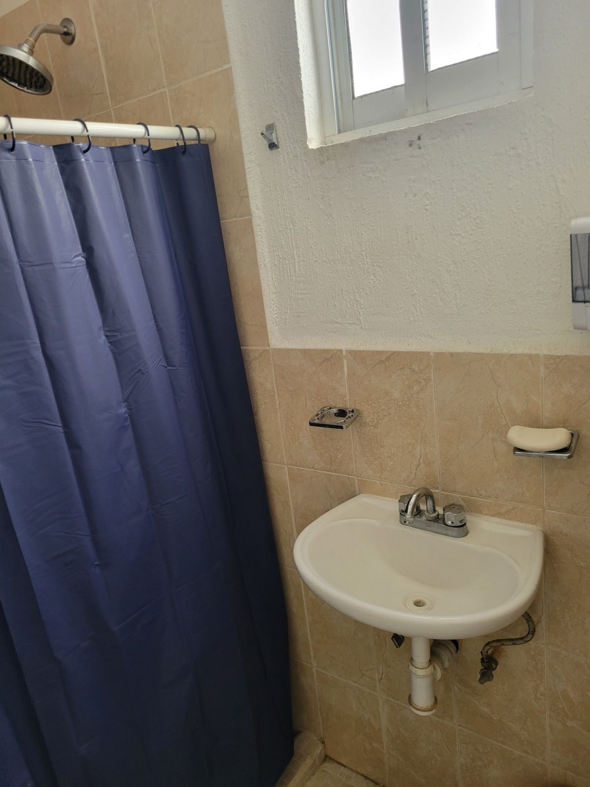 15 of 24: Baño secundario
