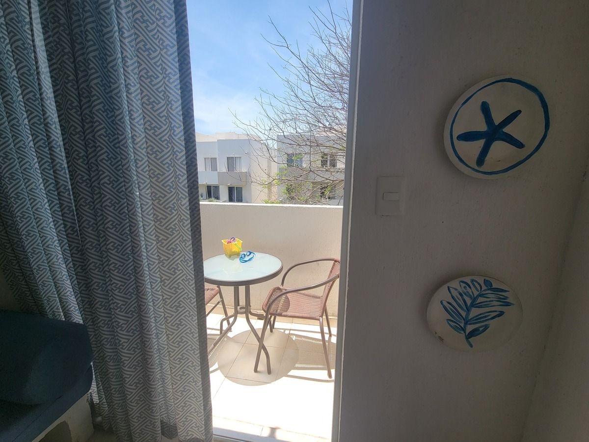 19 of 24: Balcon sala