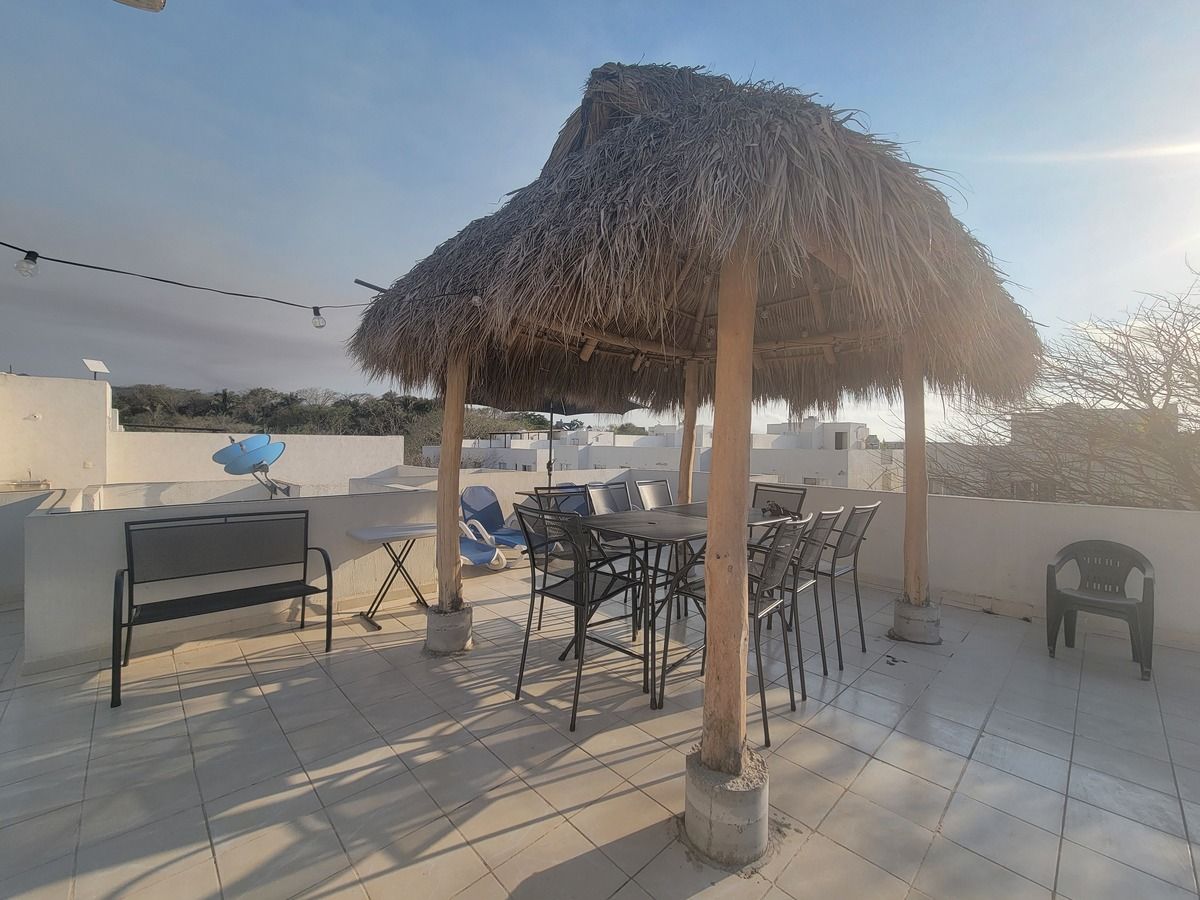 21 of 24: Palapa roofgarden privado