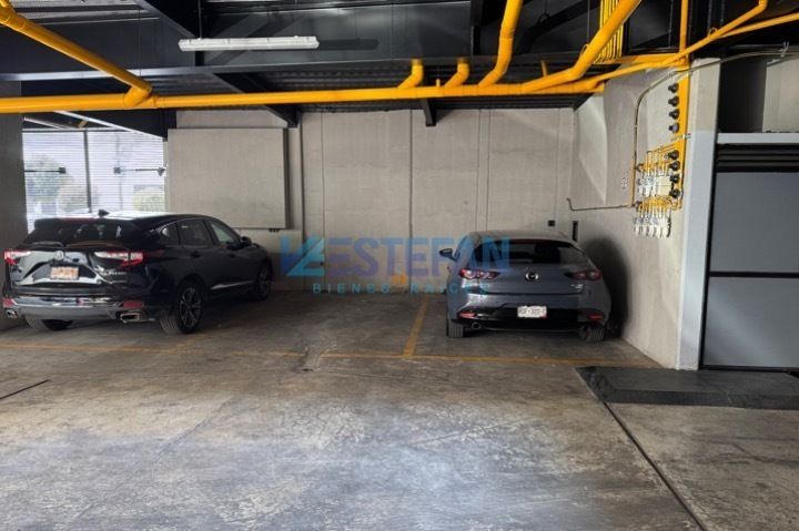 16 de 19: LUGAR DE ESTACIONAMIENTO