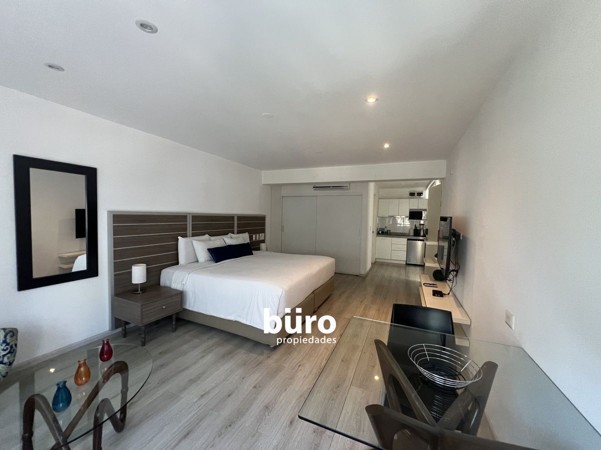 2 de 18: Cuarto típico de un dormitorio con baño, kitchenette y sala