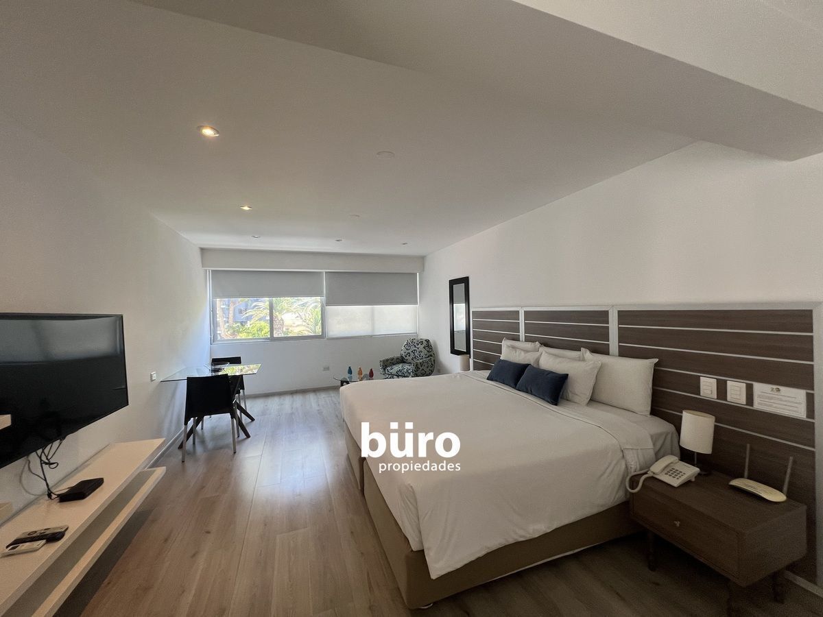 1 de 18: Cuarto típico de un dormitorio con baño, kitchenette y sala