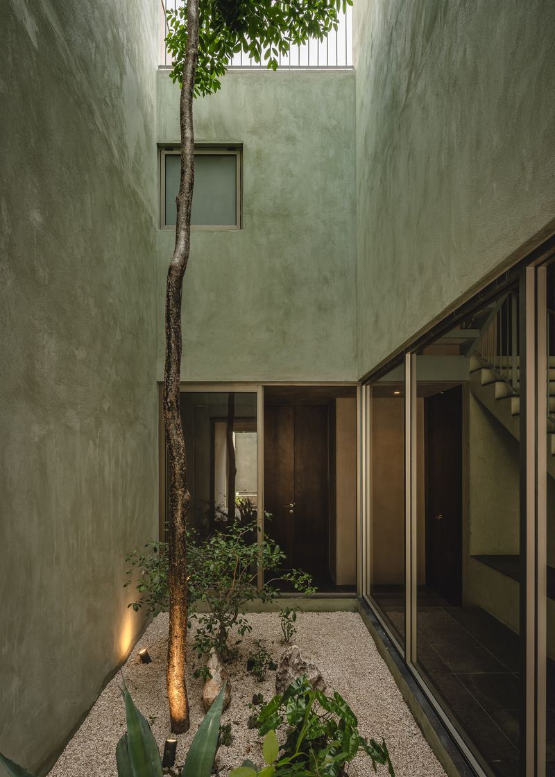 9 of 19: Jardín Interior