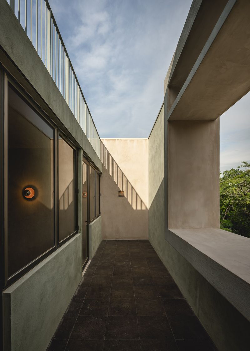 16 of 19: Balcón, Recámara Secundaria