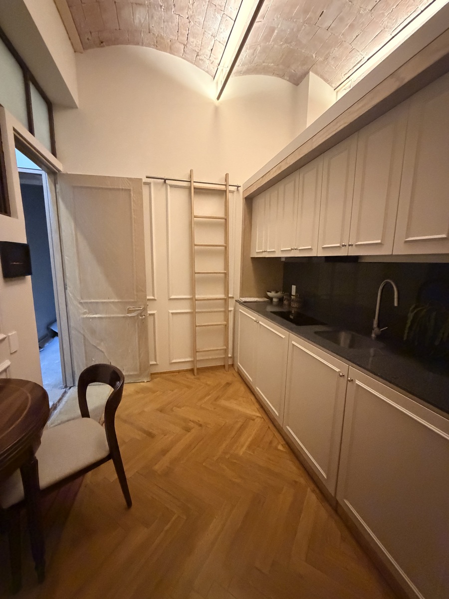 7 de 13: Cocina abierta con techo de bóveda catalana