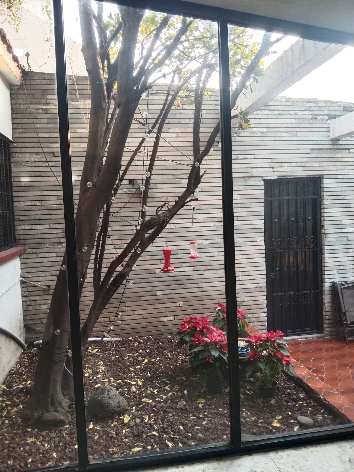 24 de 34: Cuarto de servicio con entrada independiente o bodega