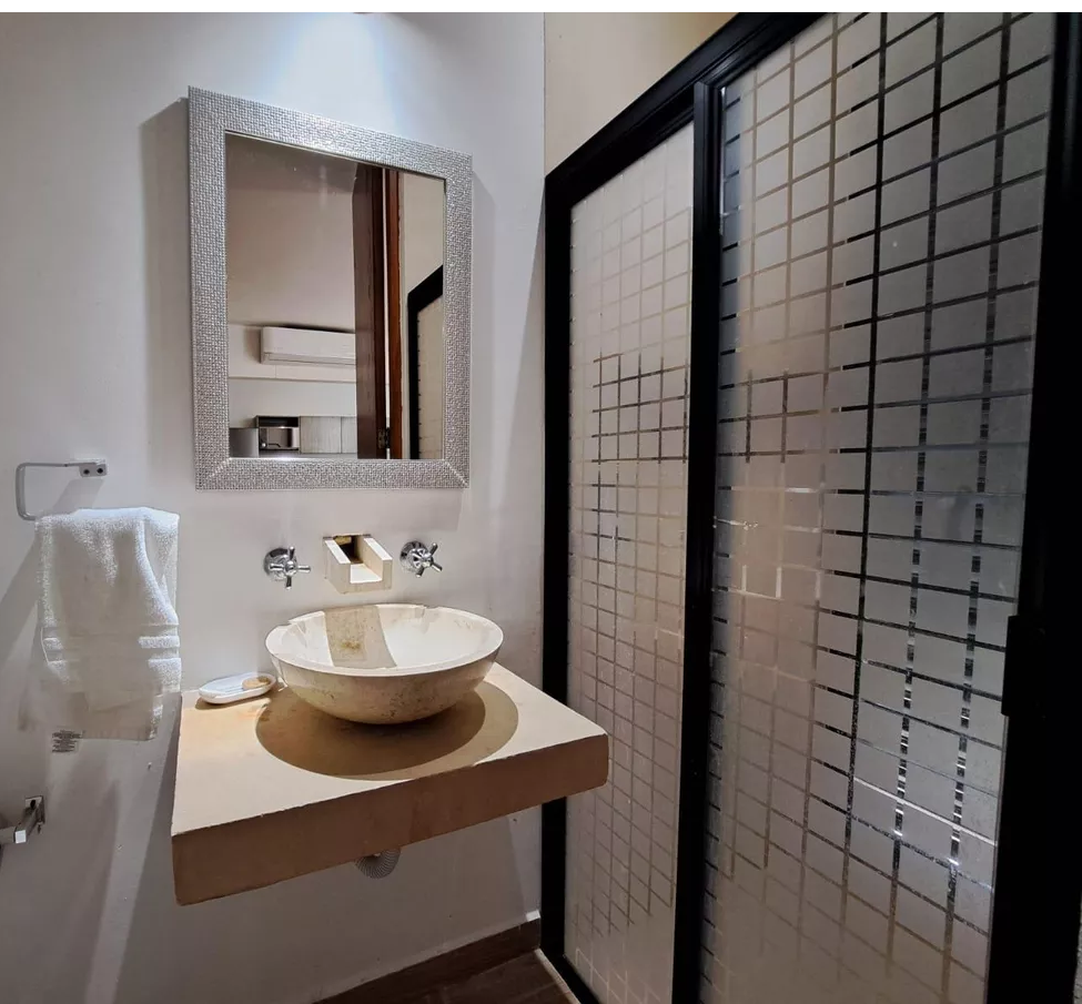 10 de 19: BAÑO DE VISITAS CON REGADERA ACCESO ALBERCA