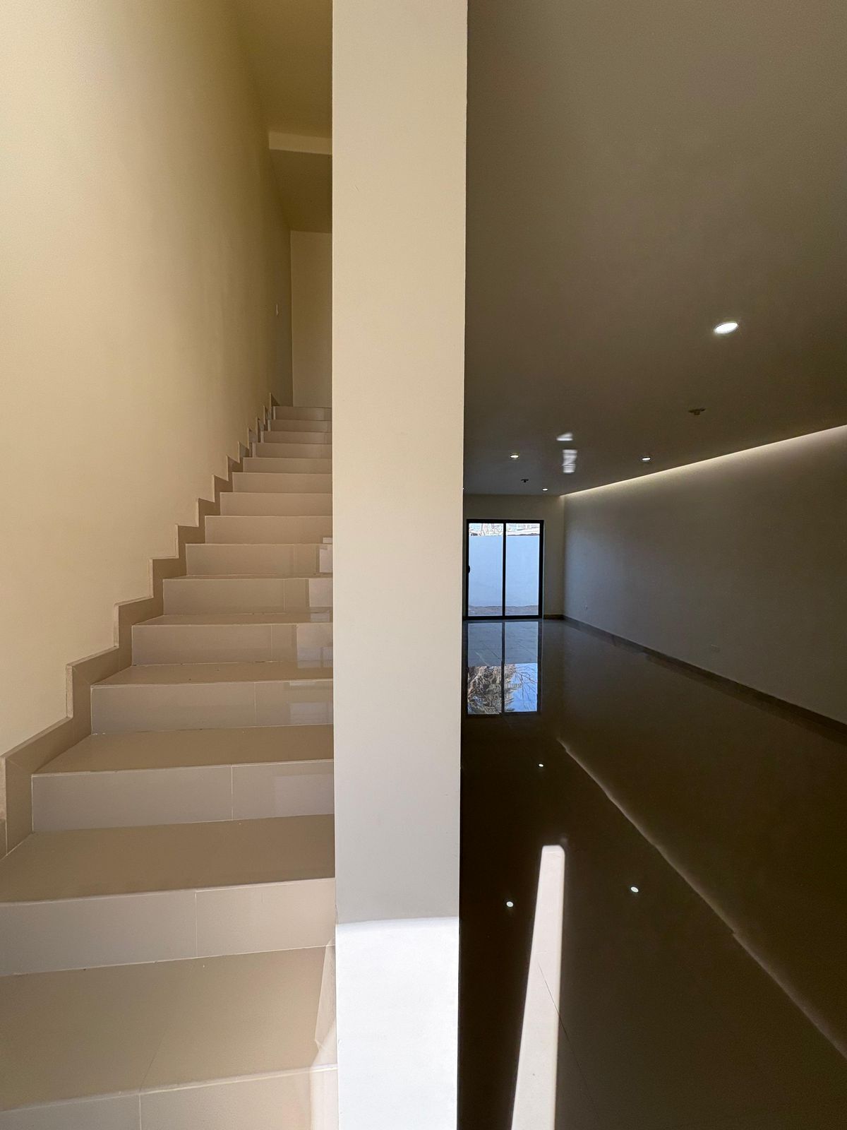 3 de 6: primer piso, zona escaleras