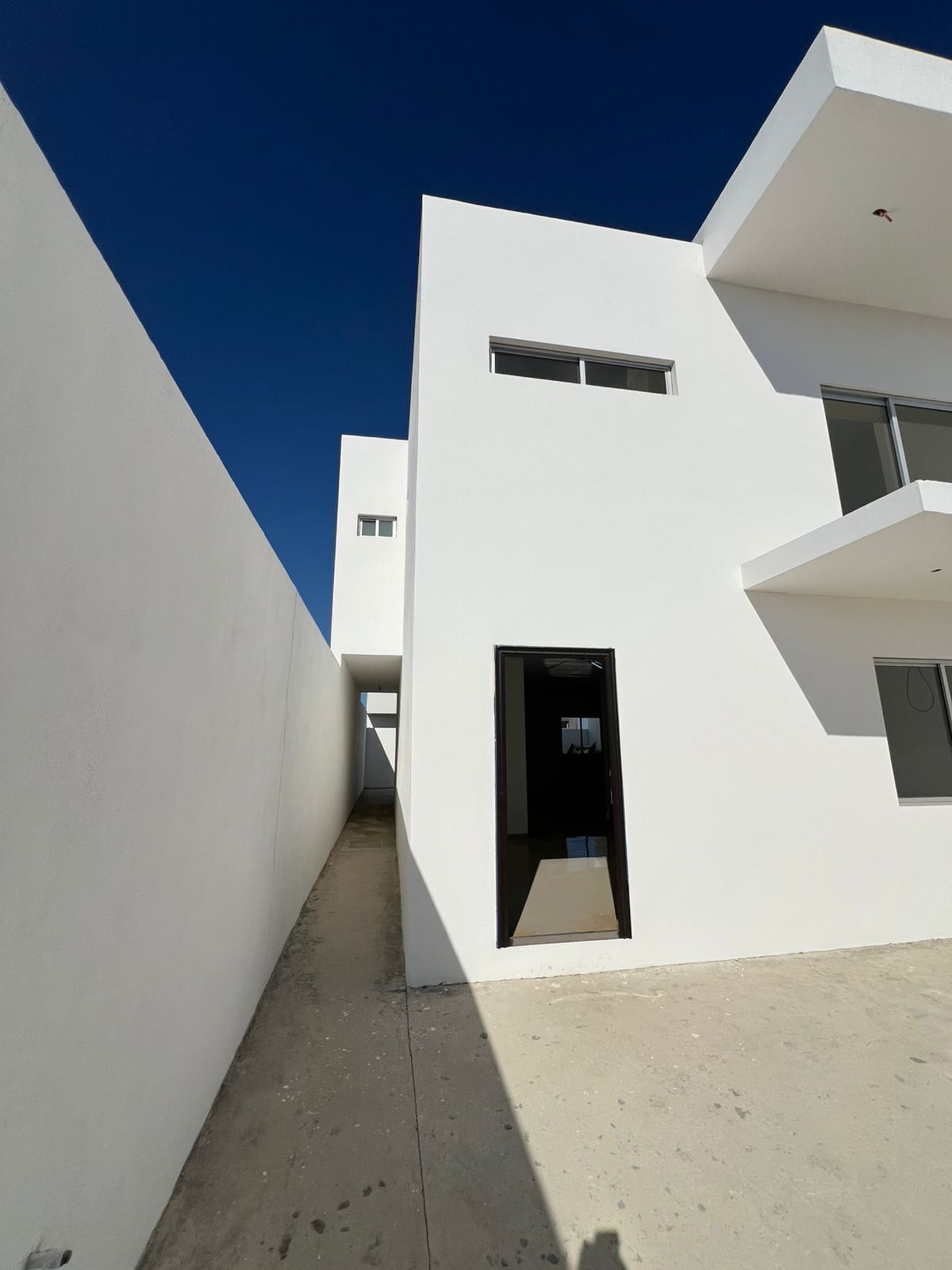 1 of 8: Pasillo lateral