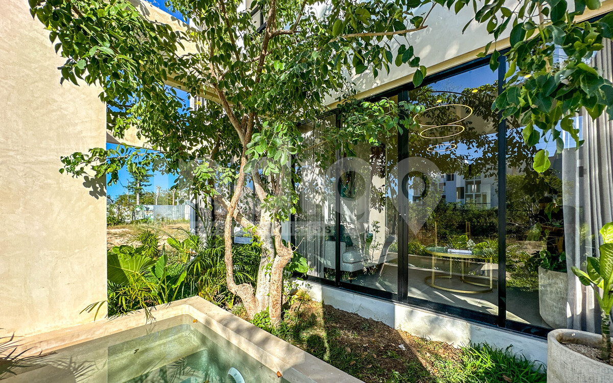 17 de 50: Piscina y Jardín