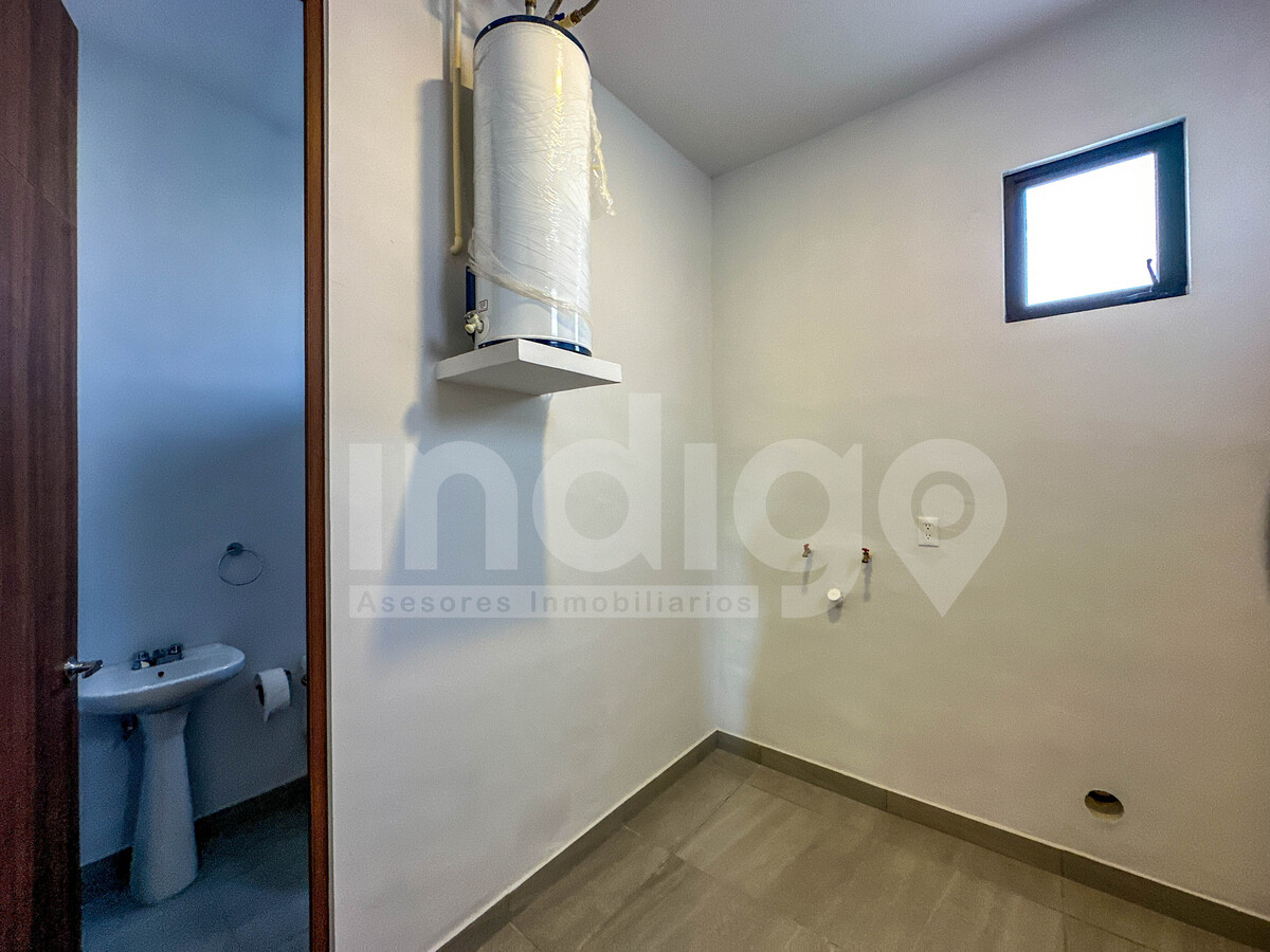 28 de 50: Cuarto de Servicio con Baño