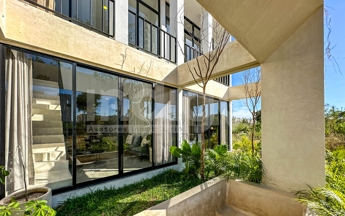 18 de 50: Piscina y Jardín