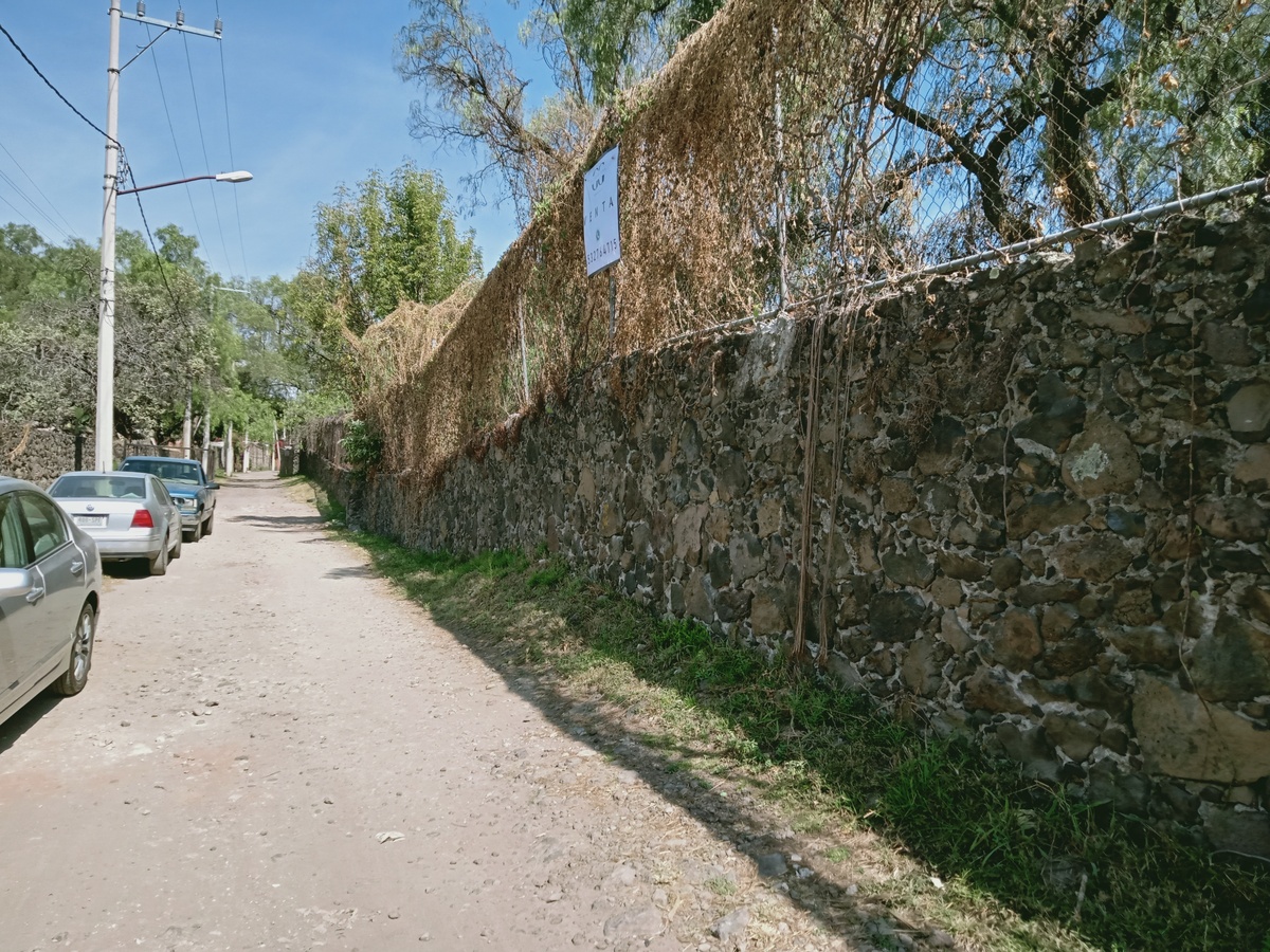 3 de 12: Prolongación 5 Mayo barda piedra alrededor  todo el terreno.