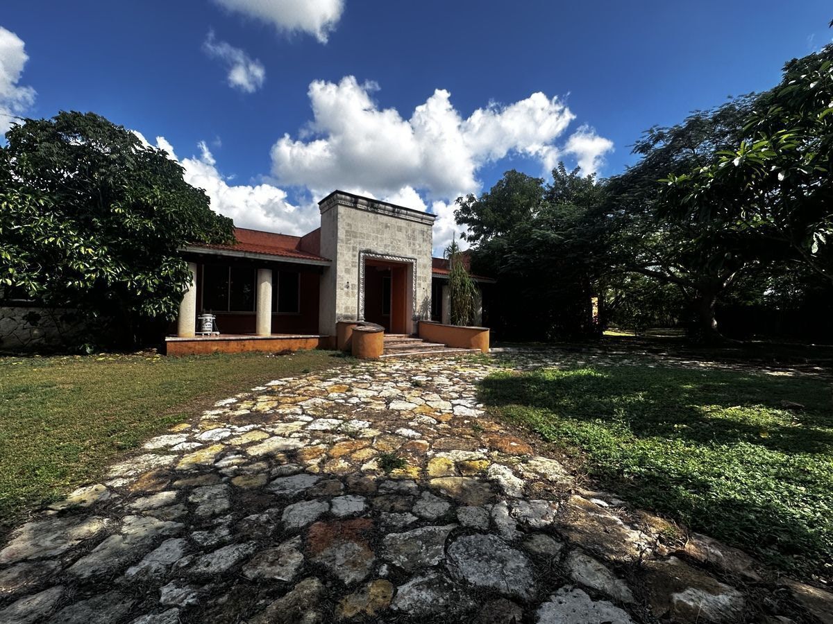 Residencia estilo colonial mexicana en macrolote ideal para desarrollar.
