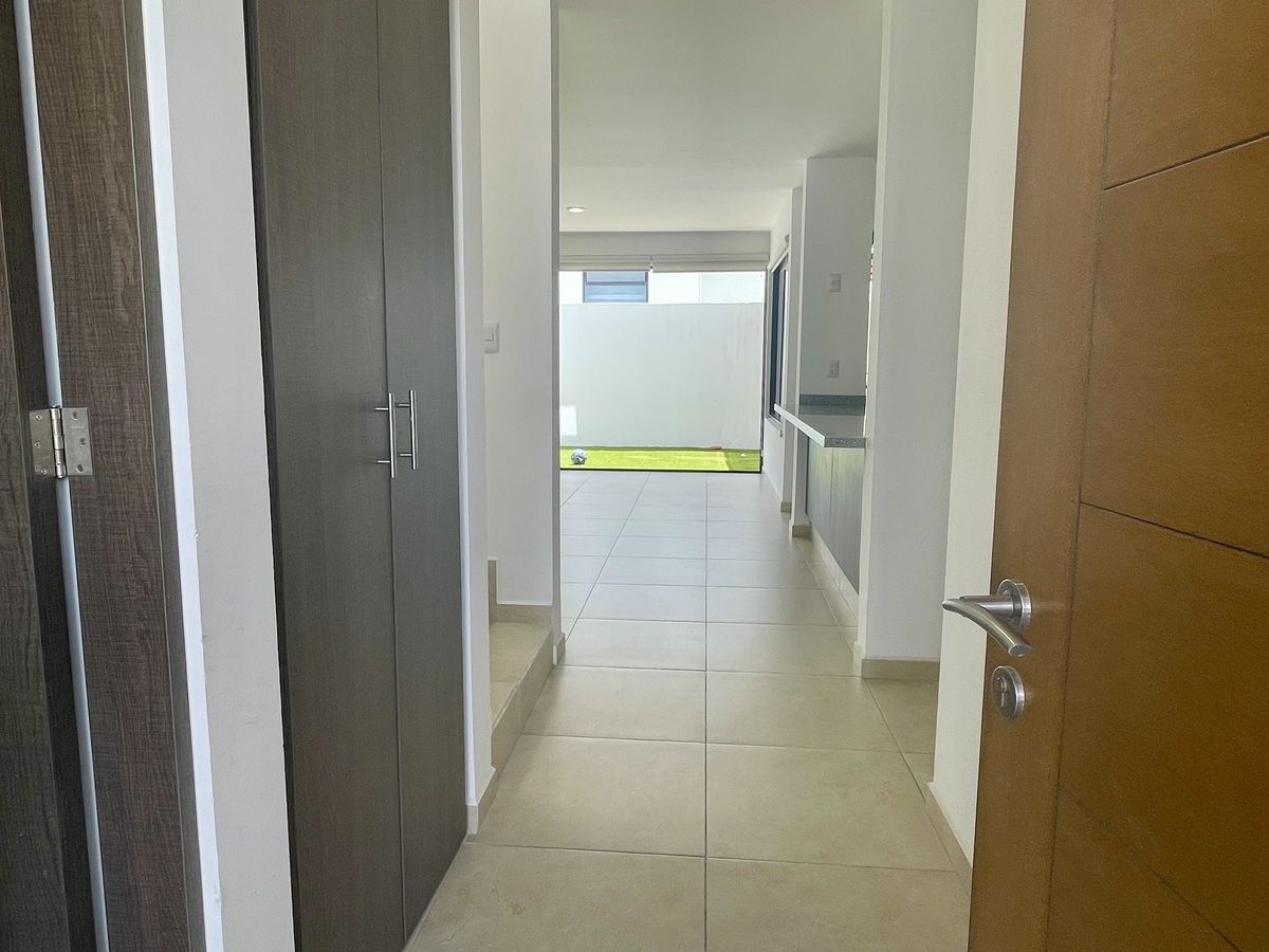 Entrada, principal closet de blancos